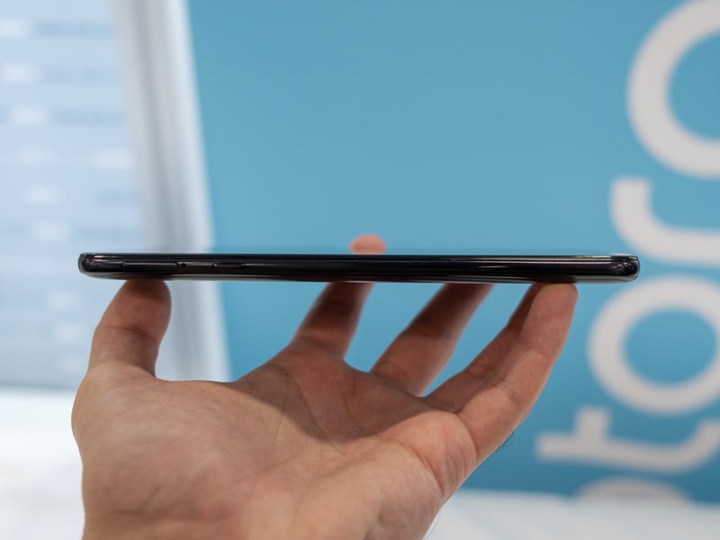 左側面。GoogleアシスタントキーとSIMカードトレイ