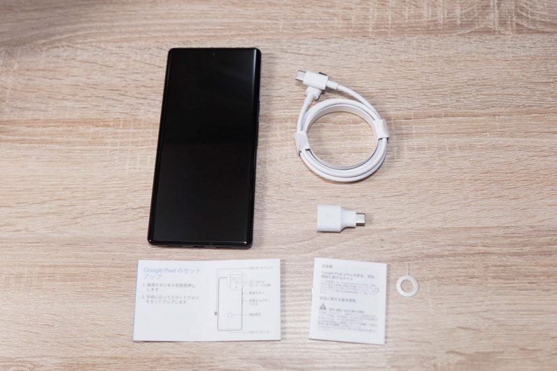 中身は、本体、USB Type-Cケーブル、USB変換アダプタ、SIM用ピン、簡易マニュアル