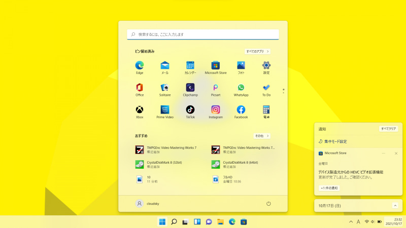 プリインストールされているのはWindows 11 Home。Windows 10と違い、タスクバーのアイコンは中央寄りに変更されている