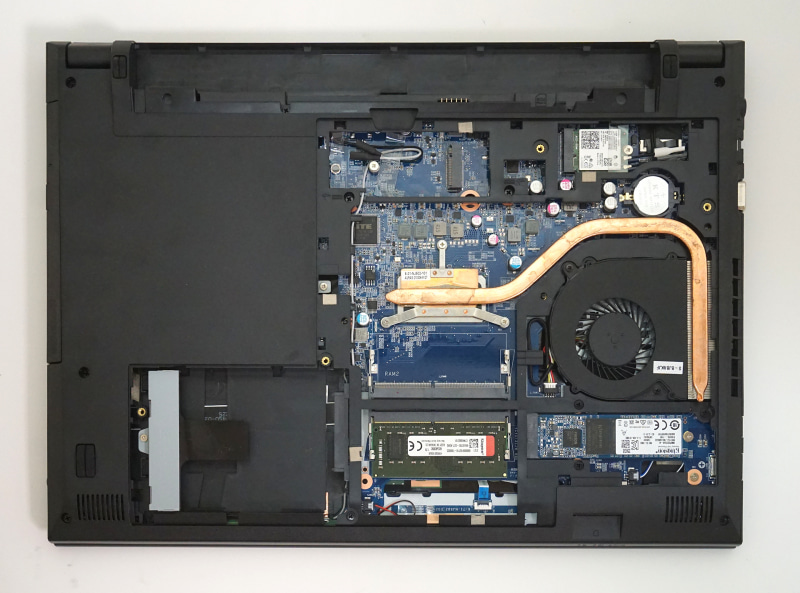 写真左下が2.5インチシャドウベイ、中央下が2基のメモリスロット、右下がM.2スロットだ