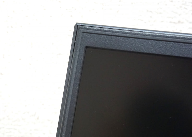 液晶画面のフチはかなり狭く、スタイリッシュなデザインだ