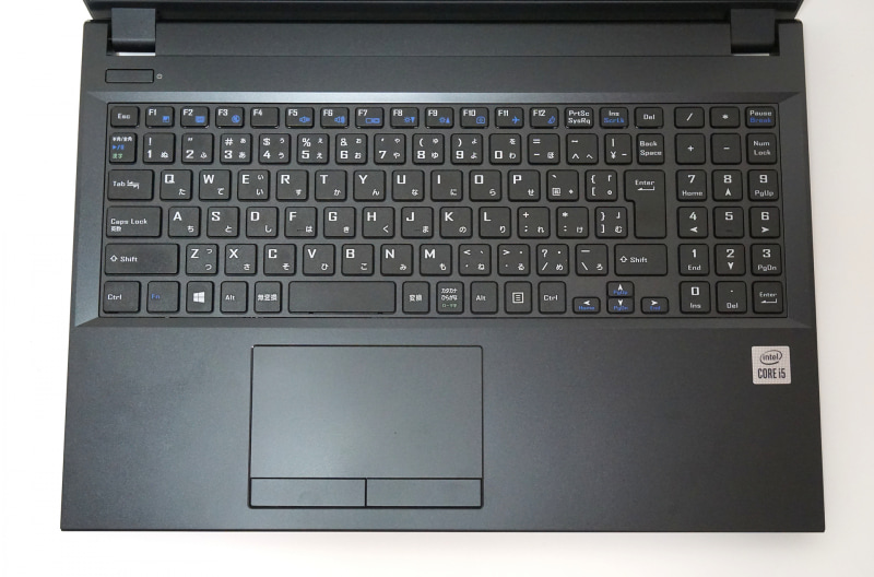 キーボードはテンキーを装備するタイプ。キーピッチは実測値で約19mm確保しており、快適にタイピングできる