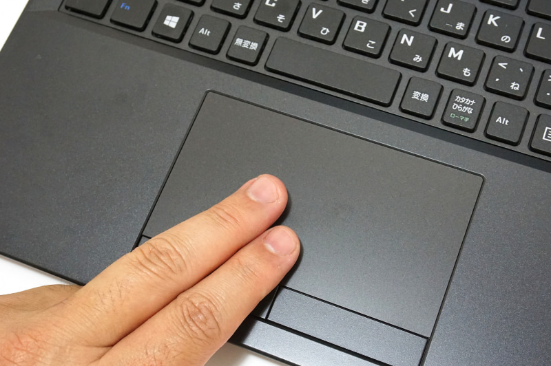 タッチパッドは独立したボタンを装備するタイプで、マルチタッチにも対応