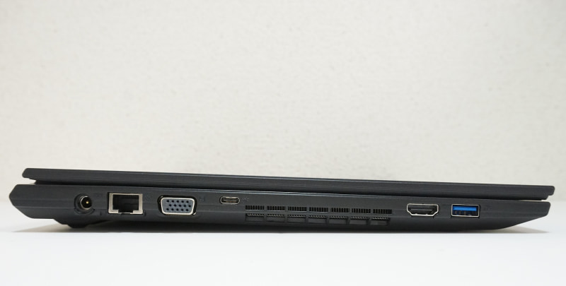 左側面には電源ポート、有線LANポート、ミニD-Sub15ピン、USB 3.1 Type-C、HDMI、USB 3.0を装備