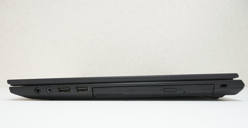 右側面にはマイクやヘッドフォン端子、2基のUSB 2.0ポート、DVDスーパーマルチドライブを装備