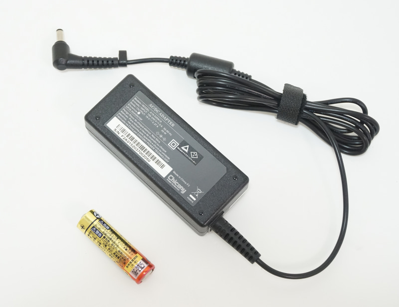 付属のACアダプタは45W出力に対応しており、コンパクトで持ち運びも容易だ