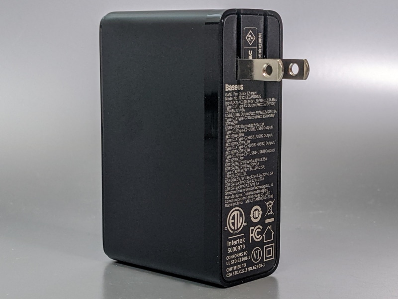 プラグは折りたたみ可能。重量は実測205g