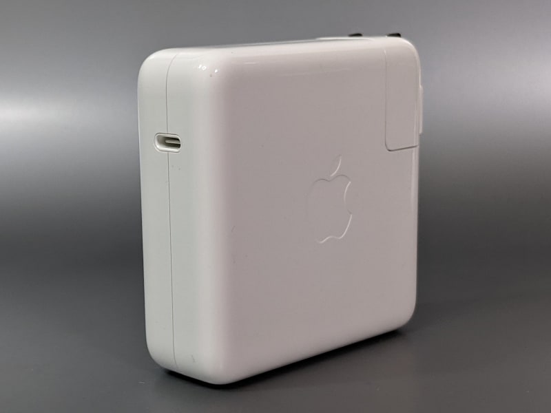 <a href="https://www.apple.com/jp/shop/product/MX0J2AM/A/" class="n" target="_blank">Apple 96W USB-C電源アダプタ</a>。最大出力100Wにわずかに満たないため参考扱いとして一部製品の検証対象に加えている。実売価格は8,580円