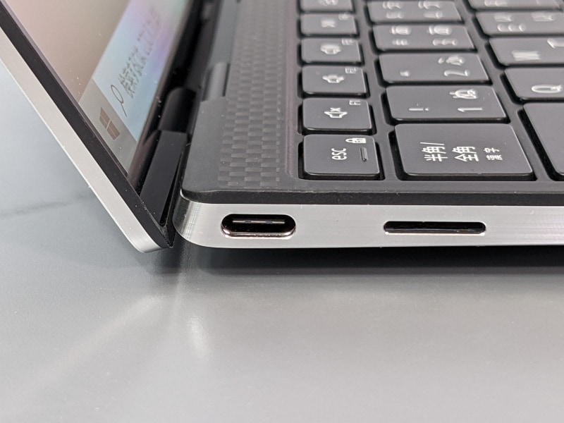 左右側面にThunderbolt 4ポートを各1基ずつ備え、電源供給に対応する。今回は左側面のポートを検証に使用した