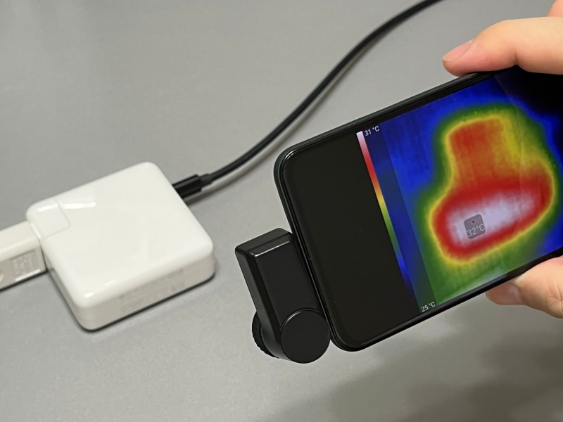 充電開始から30分経過後にサーマルカメラを用いて充電器の温度を測定する。なお充電器は直前までコンセントから抜いておき、温度が下がった状態で充電を開始している