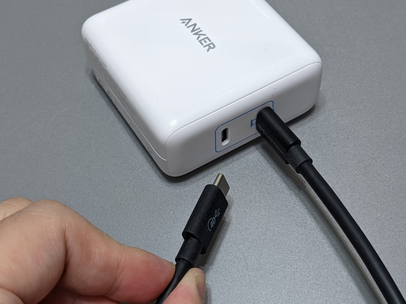 複数ポートを搭載したUSB PD充電器では、一方のポートで抜き差しを行なうと、接続済みだったもう一方のポートでリセット→再接続が行なわれるのが一般的だ