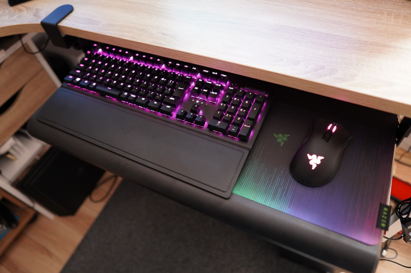 キーボードとマウスを載せたところ