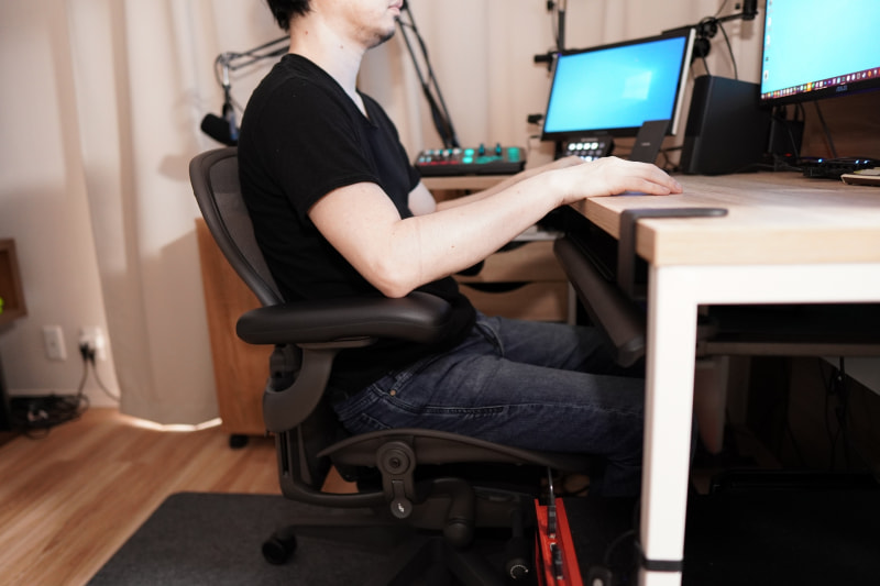 膝の角度に合わせて椅子の高さを調節すると、このように机が高すぎる