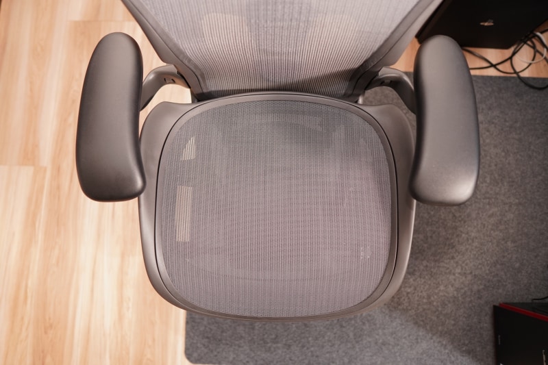 ぱっと見は変哲のないメッシュだが、奥から手前にかけて4つのゾーンに分かれ、それぞれ張力が異なる