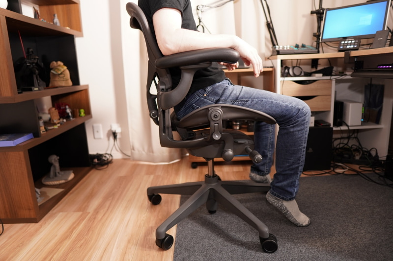 机の高さに椅子を合わせると、こんな風に足がつかなくなる