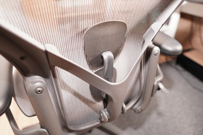 深く腰掛けると、ポスチャーフィットが腰を前に押し出してくれる