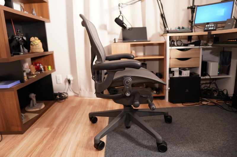 肘掛けを一番低くしたところ