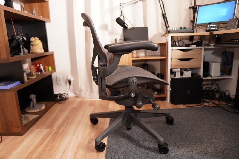 肘掛けを一番前に出したところ