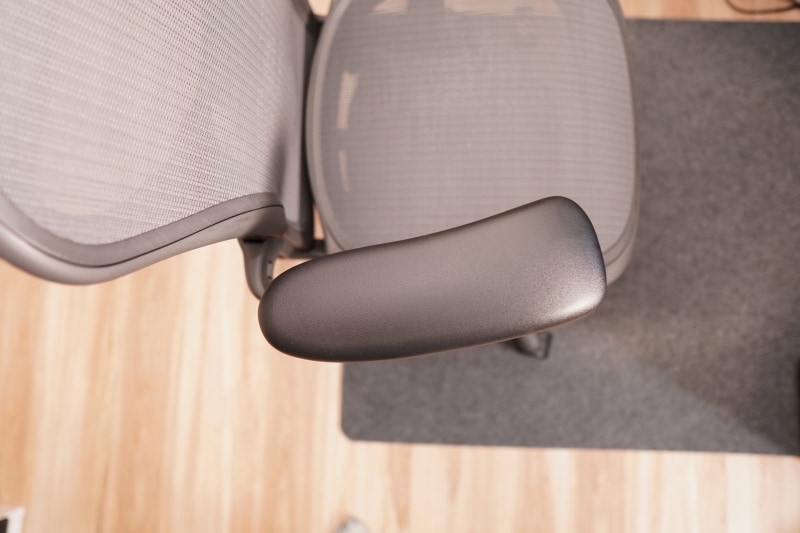 肘掛けを一番内側に回転させたところ