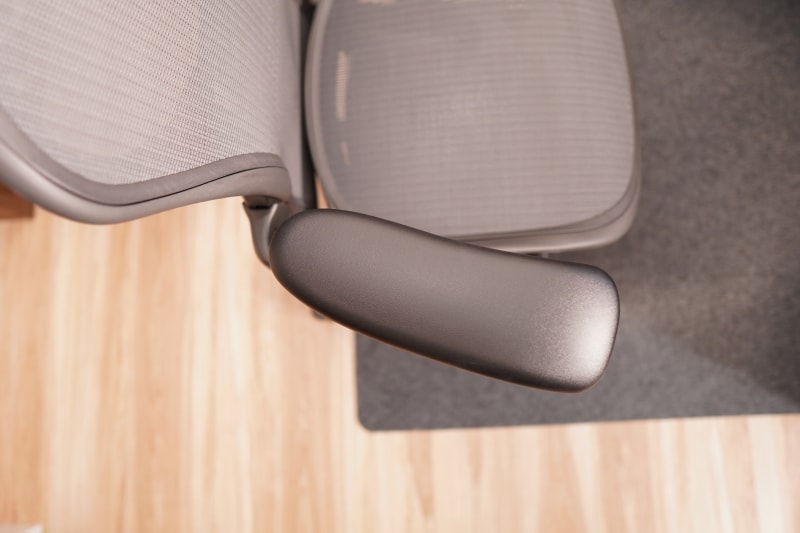 肘掛けを一番外側に回転させたところ