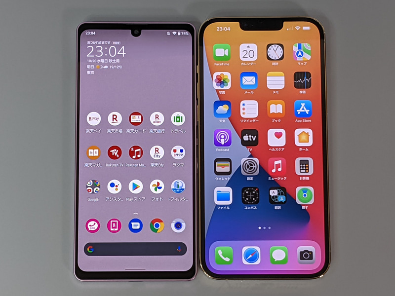 iPhone 13 Pro Max(右)との比較。本製品のほうがひとまわり小さい