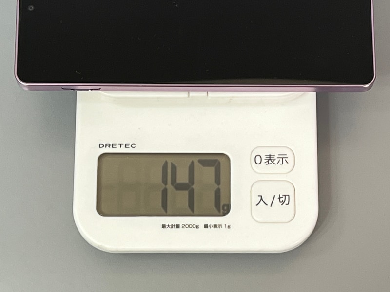 重量の実測は147g。ここに(物理SIMを使う場合)SIMカードの重量が加算されることになる