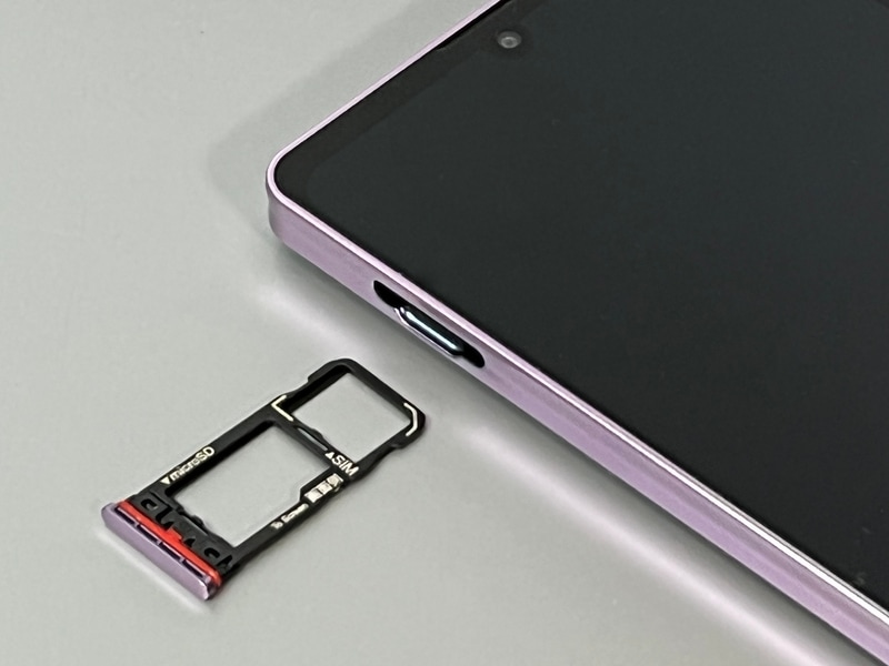 カードトレイには、nanoSIMカードとともにmicroSDカードも挿入できる