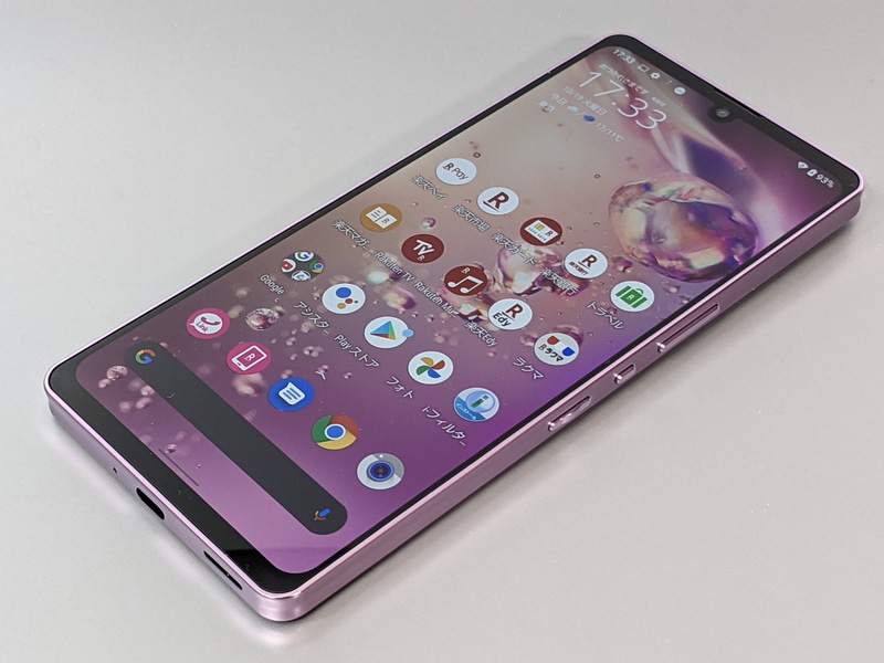 上下のベゼルはわずかに厚みのあるデザイン。全体的にはスクエアな印象が強い