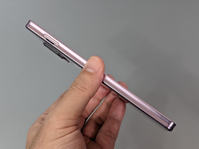 左側面にはカードトレイを備える。爪先で引っ張り出せるよう凹みが設けられている