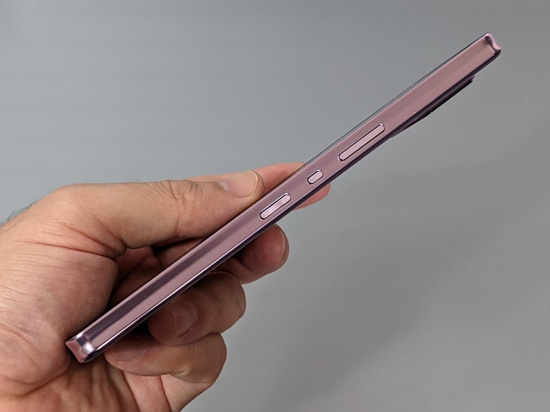 右側面には音量ボタン、Googleアシスタントボタン、電源ボタンを備える。それぞれ幅および表面の凹凸が異なるため指先だけで違いを判別しやすい