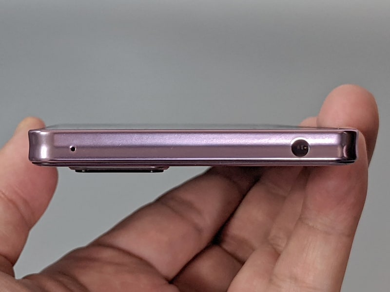 上面にはイヤフォンジャックを搭載する