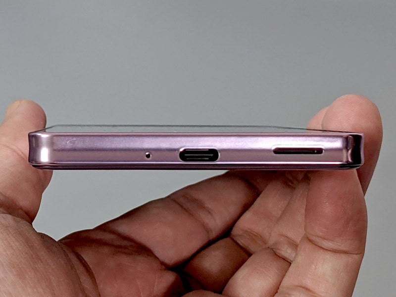 底面には急速充電対応のUSB Type-Cポートを搭載する。右側の細長いスリットはスピーカーだ