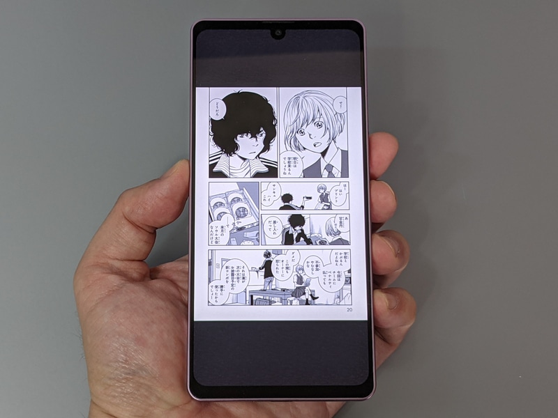 コミックの余白部分が白になるKindleと異なり、楽天Koboは黒(正確には濃いグレーのテクスチャー柄)になるため、天地方向の圧迫感は多少ある