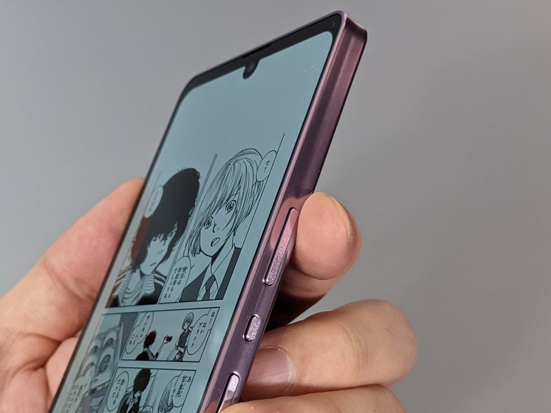 音量ボタンによるページめくりに対応するが、ボタンの配置が右側面のかなり上ということで、それに合った握り方をしなくてはいけないのがネックだ