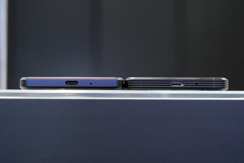 Xperia 1 III(左)との比較: 厚さ