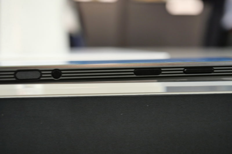 物理ボタンは右側面に集約。上部(写真右側)から順に、ボリュームボタン、指紋認証センサー一体型電源ボタン、ショートカットキー、シャッターボタン