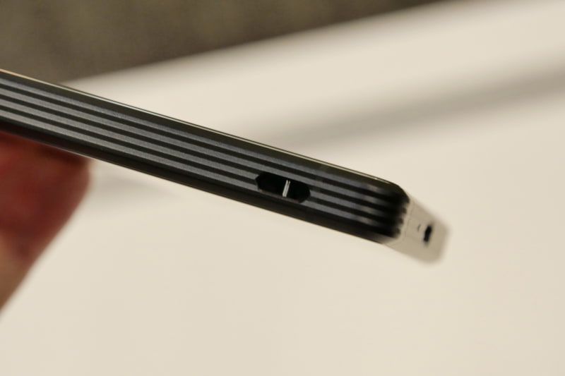 左側面にストラップホールを用意