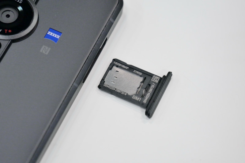 Nano SIM対応のSIMカードトレイは左側面に用意