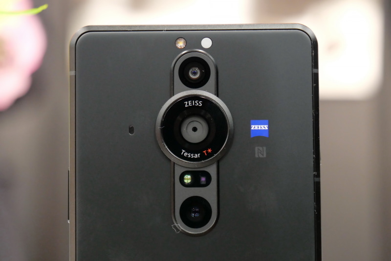 リアカメラ。上から16mm超広角、24mm広角、3D iToFセンサー、50mm標準