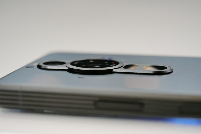 カメラ部の突起は、広角レンズ部はやや大きいものの、そこまで大きく飛び出してはいない