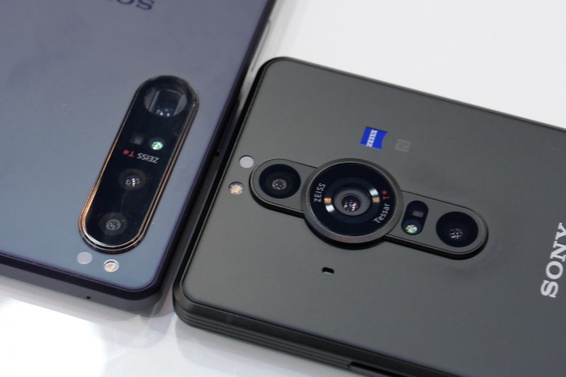 Xperia 1 III(左)のリアカメラとの比較。広角レンズ部の存在感が大きく異なっている