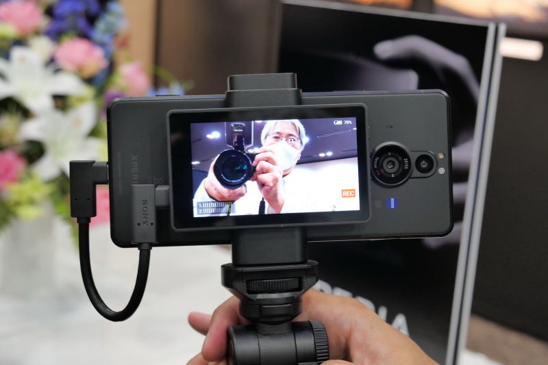 アクセサリとして用意されるVLOGGER用アタッチメント「Vlog Monitor」を装着した様子