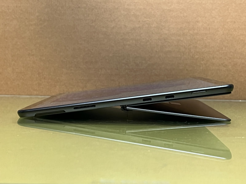 キックスタンドは無段階で変更可能なので、このように様々な角度で利用できる