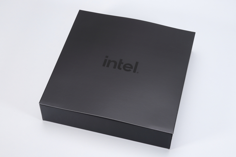 ダークなIntelロゴがプリントされているのは化粧箱本体を覆うスリーブだった
