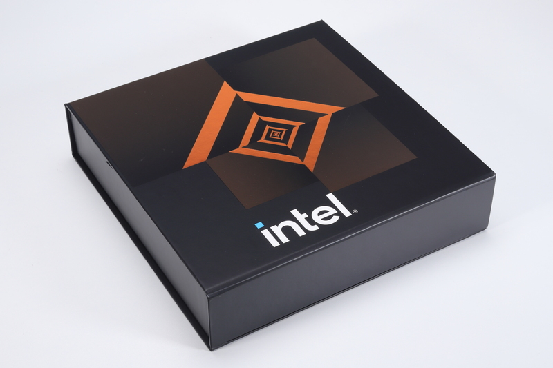 化粧箱の蓋には黄金色のシンボルとIntelロゴが描かれている