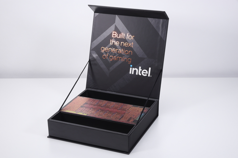 化粧箱の蓋を開けたところ