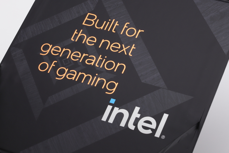 蓋の裏面には「Built for the next generation of gaming」と記されていた