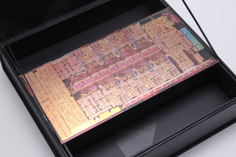 箱の中には巨大なAlder Lakeのダイ写真が収められていた