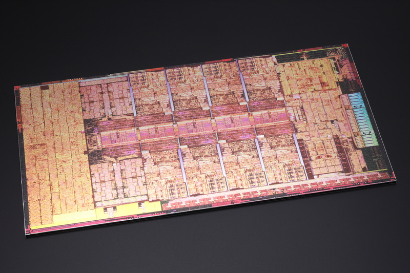 ダイ写真はアルミ複合版にプリントされている