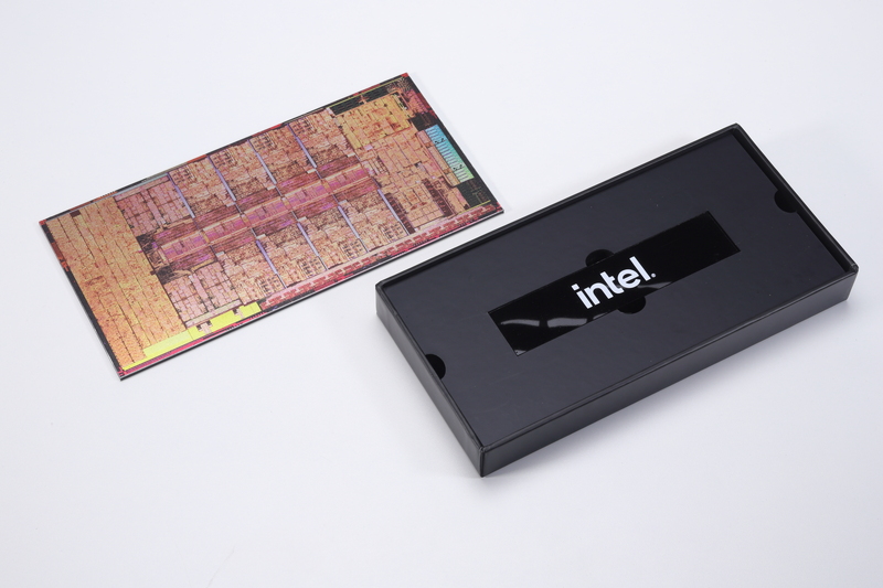 ダイ写真とセットで収められていたIntelロゴ入りの写真立て